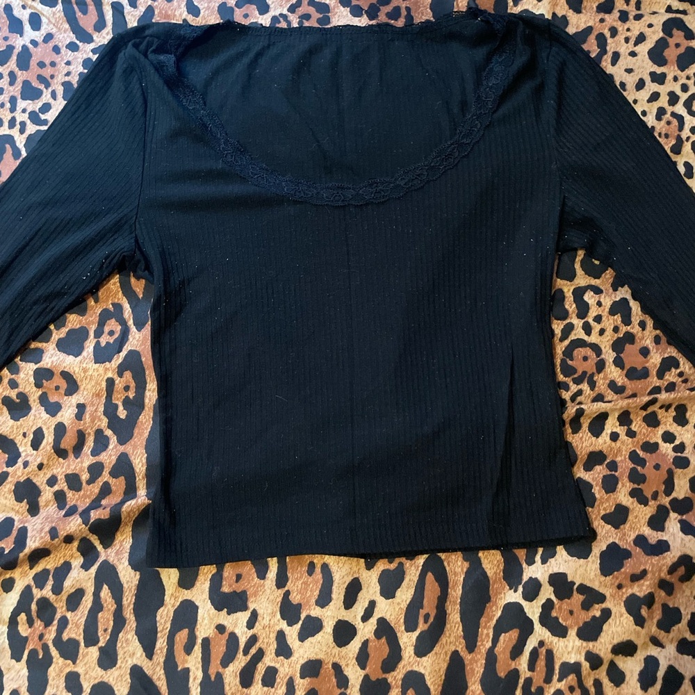 small black lace lined long sleeve crop top